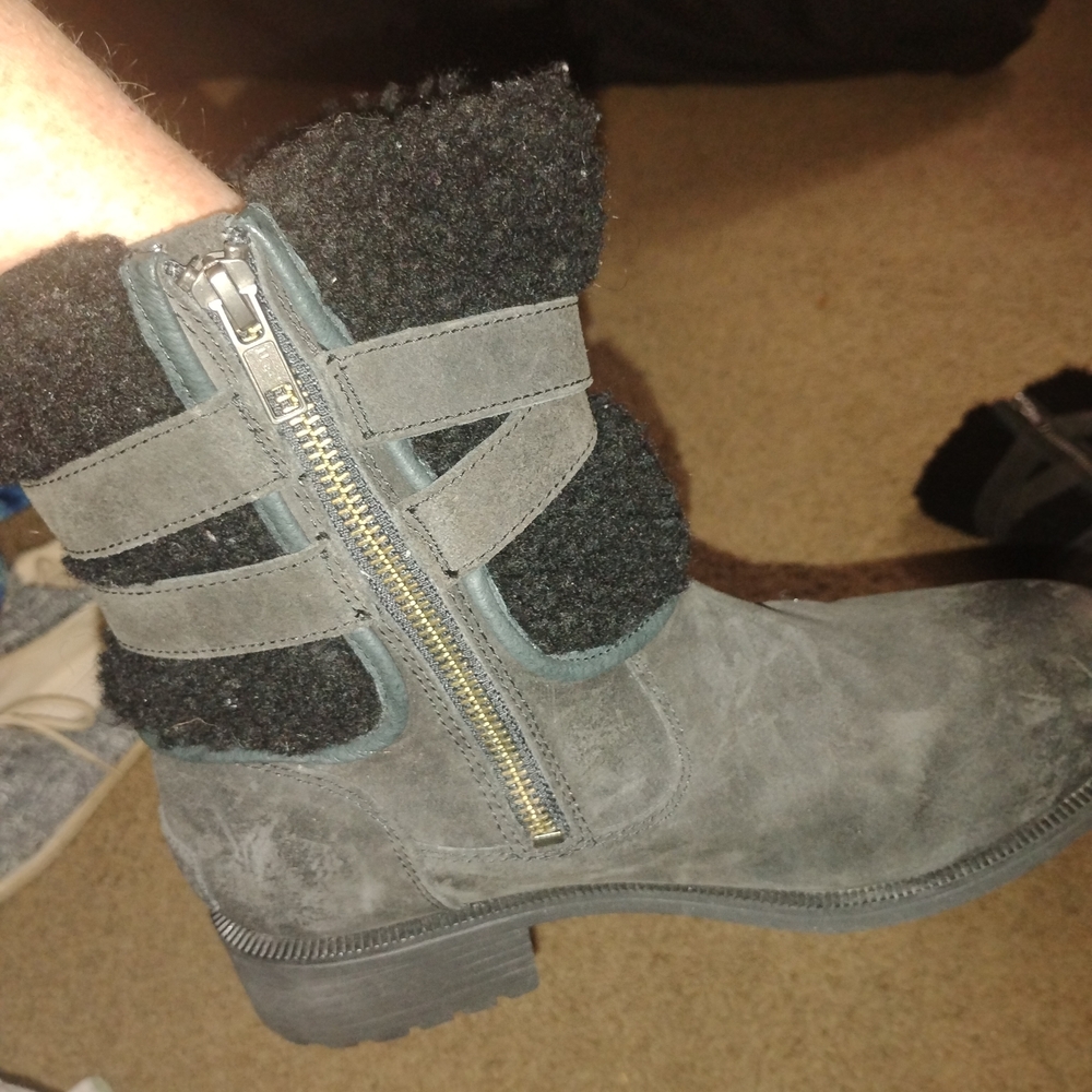 UGG Women's Black and Gray Winter Boots